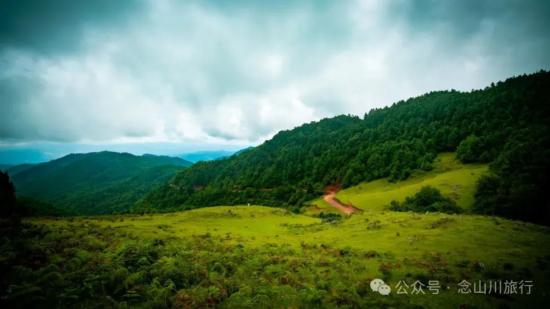 巍弥线-沙帽山的山景风光:风车是云雾的时针,草甸是山峦的柔软衬里 - 第9张