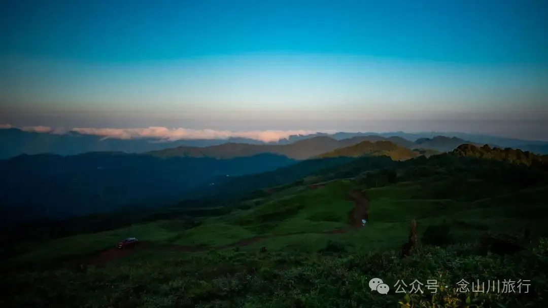 大理南涧百花村大草甸清晨的绝美时刻,是露水与晨曦写的无声诗 - 第1张