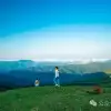 大理南涧百花村大草甸清晨的绝美时刻，是露水与晨曦写的无声诗