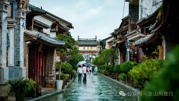 巍山古城的大街小巷:拱辰楼的晨光,群力门的黄昏,中间是未被吵醒的小城岁月