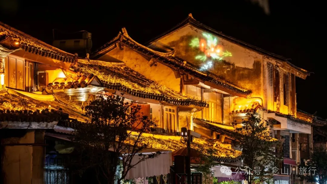 巍山古城夜景：瓦檐下的光影，是时间忘了带走的碎金 - 第10张