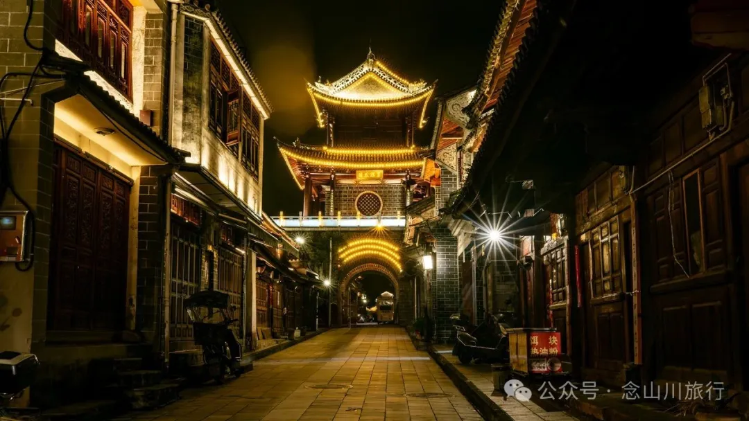巍山古城夜景：瓦檐下的光影，是时间忘了带走的碎金 - 第2张