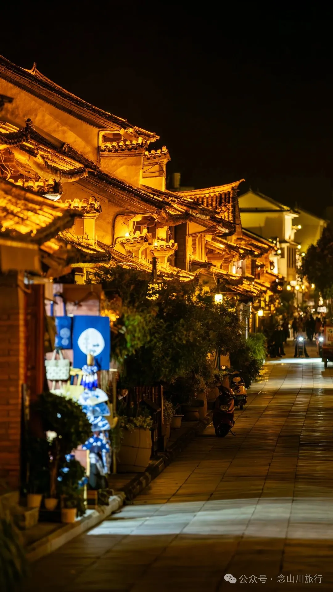 巍山古城夜景：瓦檐下的光影，是时间忘了带走的碎金 - 第20张