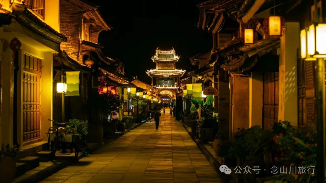巍山古城夜景：瓦檐下的光影，是时间忘了带走的碎金 - 第24张