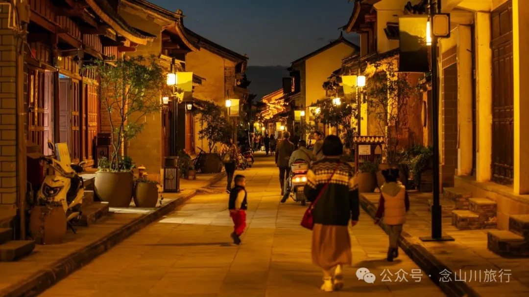 巍山古城夜景：瓦檐下的光影，是时间忘了带走的碎金 - 第25张
