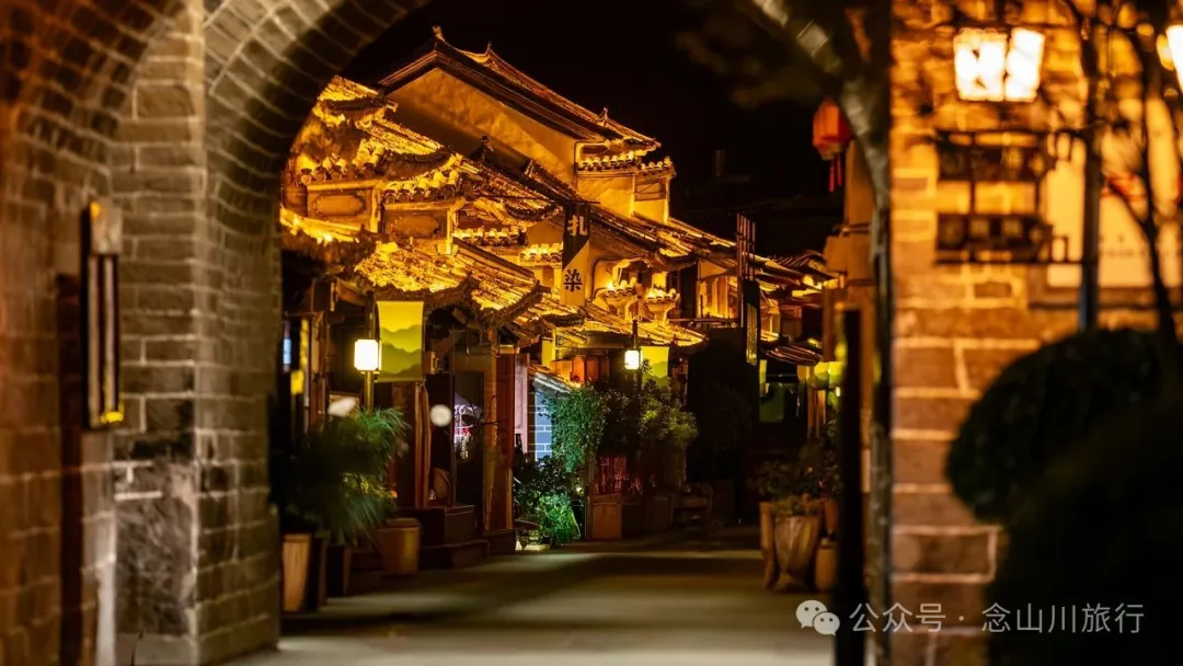 巍山古城夜景：瓦檐下的光影，是时间忘了带走的碎金 - 第26张