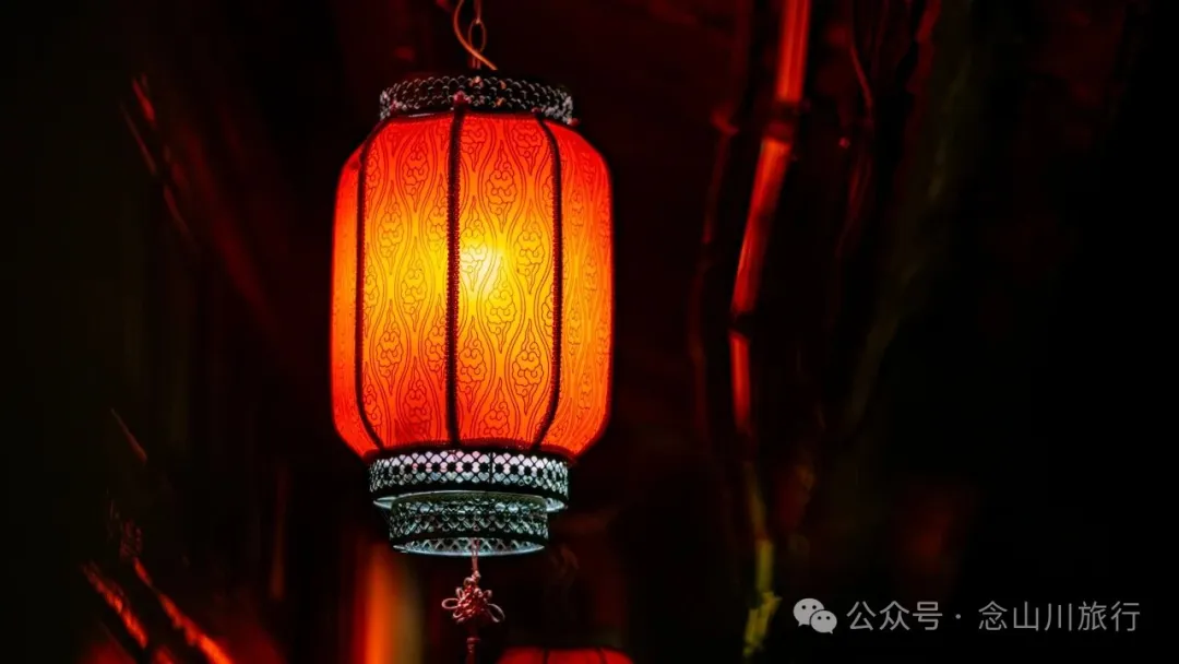 巍山古城夜景：瓦檐下的光影，是时间忘了带走的碎金 - 第28张