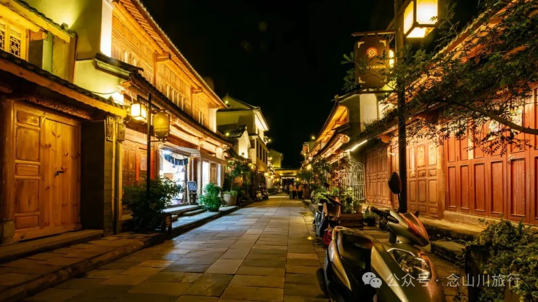 巍山古城夜景：瓦檐下的光影，是时间忘了带走的碎金 - 第3张