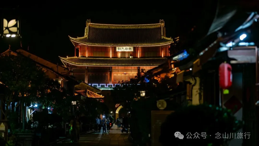 巍山古城夜景：瓦檐下的光影，是时间忘了带走的碎金 - 第4张