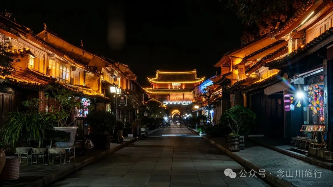 巍山古城夜景：瓦檐下的光影，是时间忘了带走的碎金 - 第5张