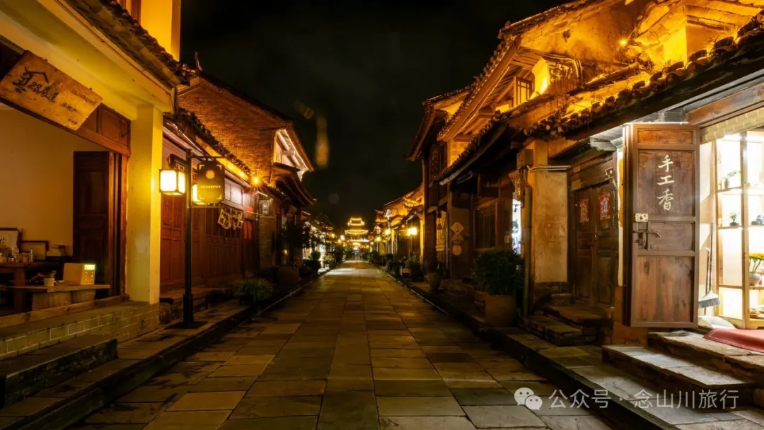 巍山古城夜景：瓦檐下的光影，是时间忘了带走的碎金 - 第6张