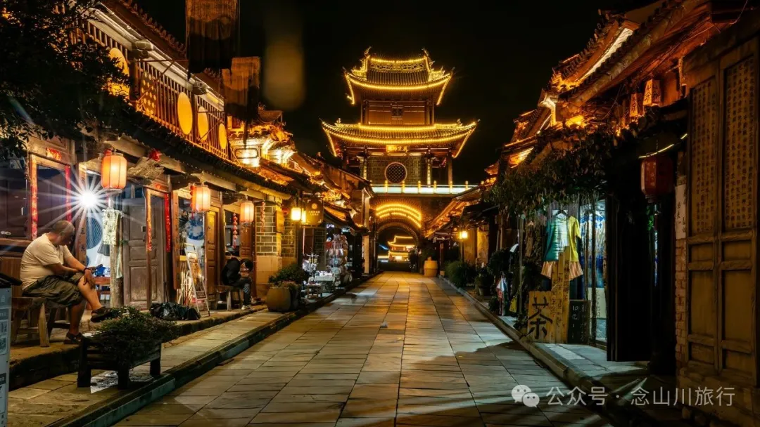 巍山古城夜景：瓦檐下的光影，是时间忘了带走的碎金 - 第8张