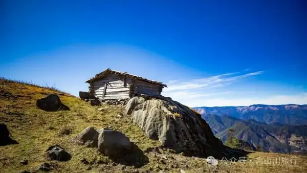 10公里翻山路的艰辛,结束于山顶牧场的小木屋——记徒步格瓦木大环线之旅