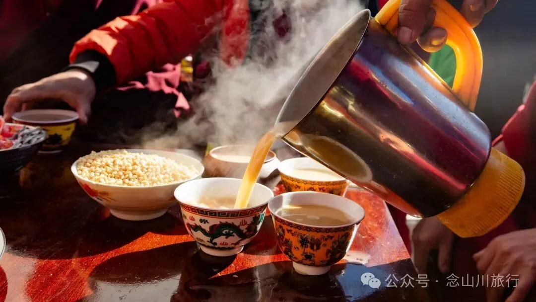 僧侣、活佛与匍匐的村民:我在云南的一座悬崖寺庙,见证了什么? - 第10张