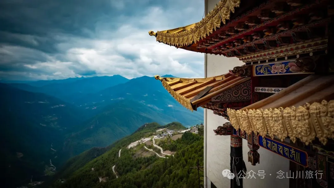 僧侣、活佛与匍匐的村民:我在云南的一座悬崖寺庙,见证了什么? - 第3张