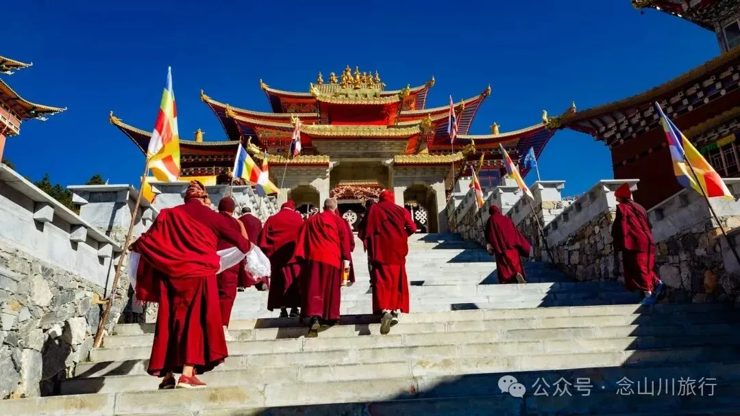 僧侣、活佛与匍匐的村民:我在云南的一座悬崖寺庙,见证了什么? - 第4张
