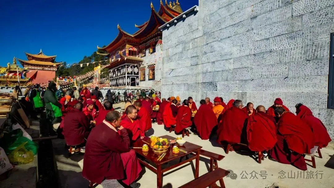 僧侣、活佛与匍匐的村民:我在云南的一座悬崖寺庙,见证了什么? - 第6张