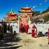 僧侣、活佛与匍匐的村民：我在云南的一座悬崖寺庙，见证了什么？