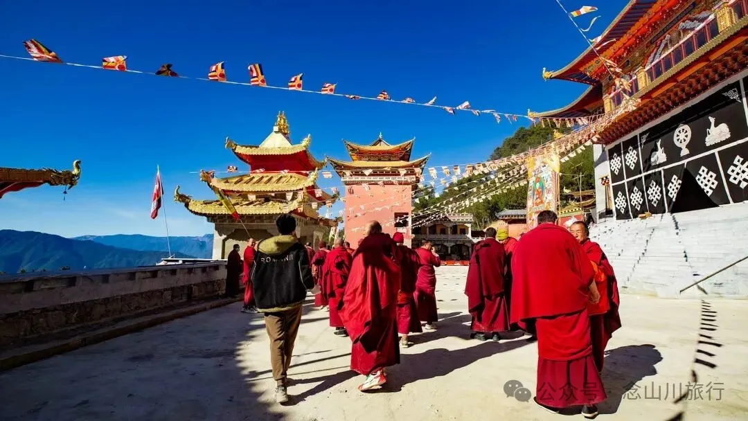 僧侣、活佛与匍匐的村民:我在云南的一座悬崖寺庙,见证了什么? - 第8张