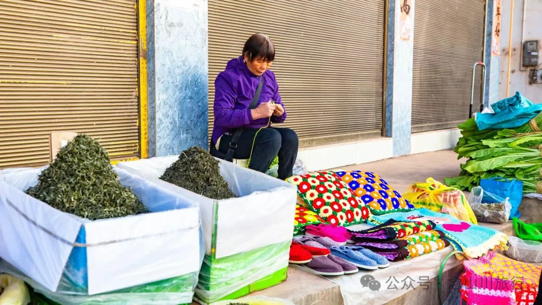 大理巍山廟街趕集|從下關坐車50公里趕來的大爺,就為了集市上的一頓大排檔 - 第10张