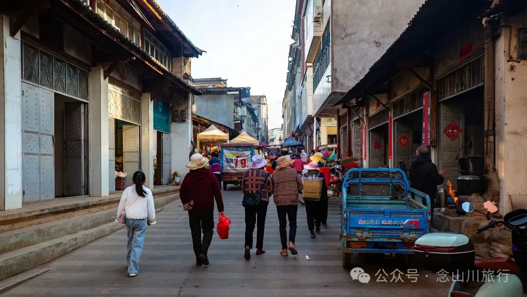大理巍山廟街趕集|從下關坐車50公里趕來的大爺,就為了集市上的一頓大排檔 - 第2张