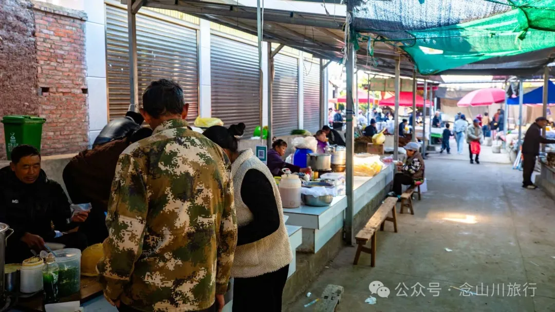 大理巍山廟街趕集|從下關坐車50公里趕來的大爺,就為了集市上的一頓大排檔 - 第23张