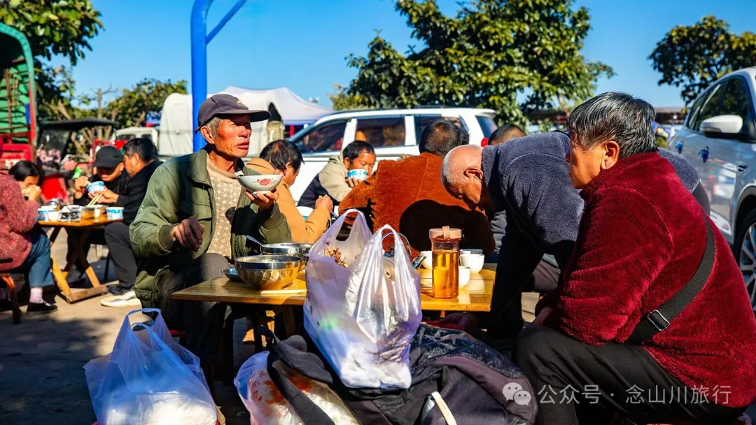 大理巍山廟街趕集|從下關坐車50公里趕來的大爺,就為了集市上的一頓大排檔 - 第28张