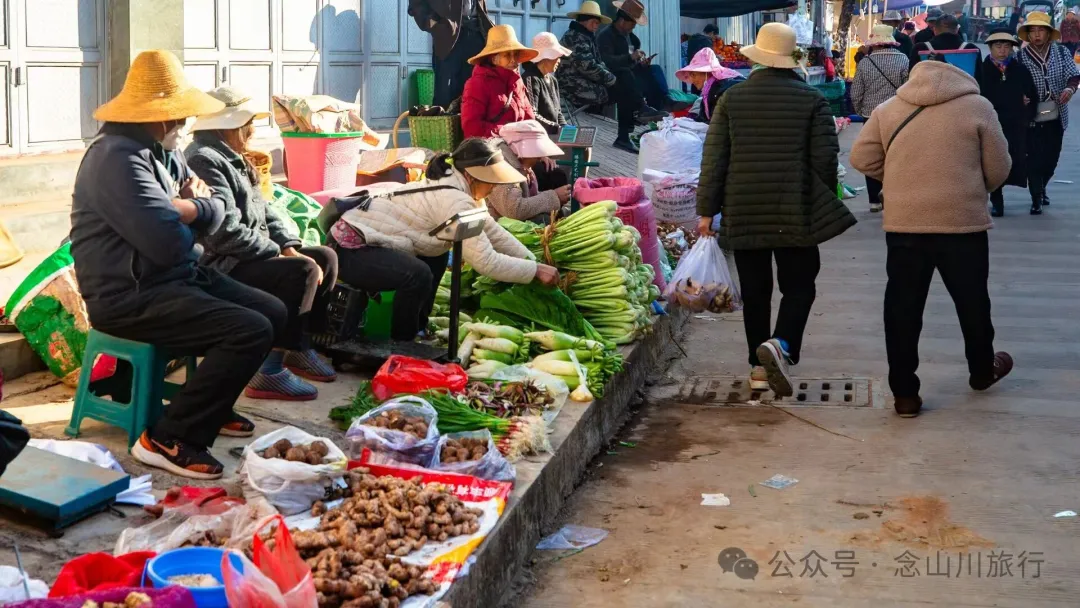 大理巍山廟街趕集|從下關坐車50公里趕來的大爺,就為了集市上的一頓大排檔 - 第5张