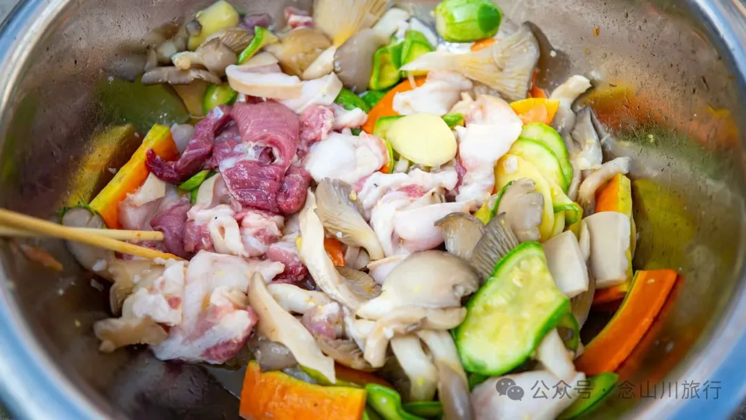 大理巍山金沙坪村殺豬飯:一口火燒肉與一次落日晚霞的鄉愁治癒之旅 - 第10张 - 大理旅行 大理巍山金沙坪村殺豬飯:一口火燒肉與一次落日晚霞的鄉愁治癒之旅 - 第10张