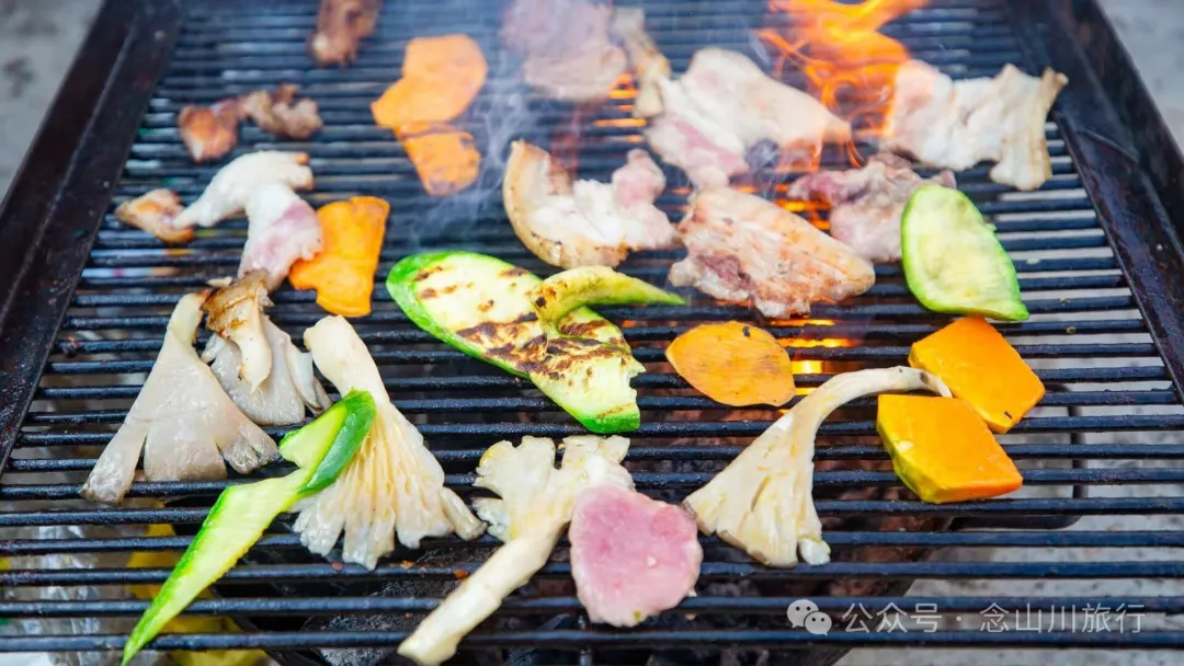 大理巍山金沙坪村殺豬飯:一口火燒肉與一次落日晚霞的鄉愁治癒之旅 - 第11张 - 大理旅行 大理巍山金沙坪村殺豬飯:一口火燒肉與一次落日晚霞的鄉愁治癒之旅 - 第11张