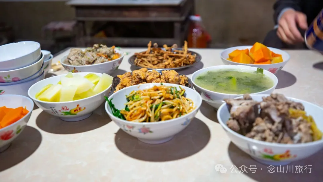 大理巍山金沙坪村殺豬飯:一口火燒肉與一次落日晚霞的鄉愁治癒之旅 - 第2张 - 大理旅行 大理巍山金沙坪村殺豬飯:一口火燒肉與一次落日晚霞的鄉愁治癒之旅 - 第2张