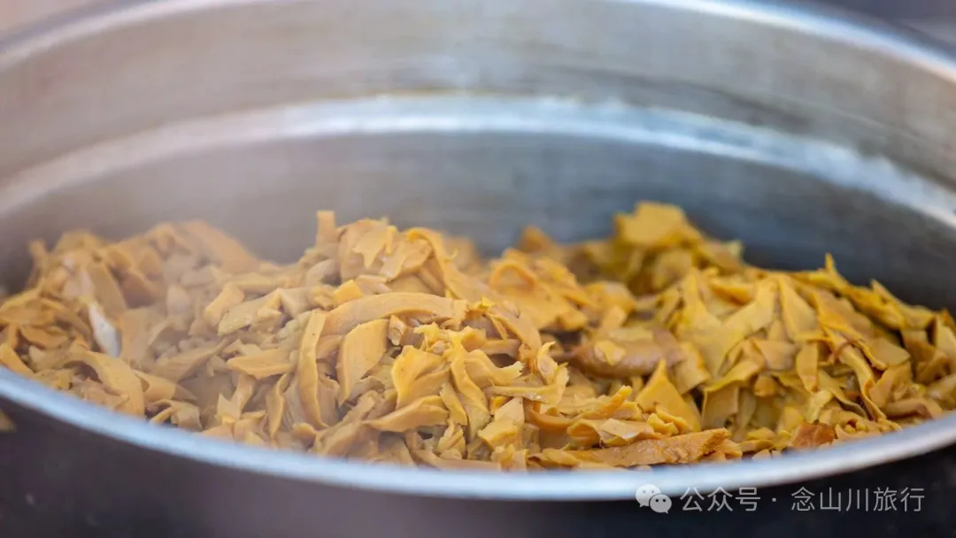 大理巍山彝族婚礼上的传统美食:香而不辣,油而不腻 - 第32张
