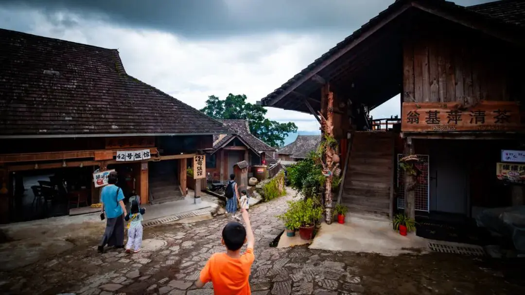 Puer Lancang Wengji Ancient Village: From Sea of Clouds to Cooking Smoke, the Rainy Season Ancient Village Hides the Blang People’s Last Deep Gaze - Image 9