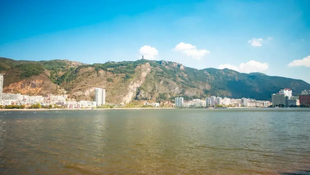 Honghe Gejiu Laoyin Mountain: Giant Rocks Overwhelm the City, Jin Lake as a Mirror, Ancient Temple Stands on the Summit for Three Hundred Years - Image 1