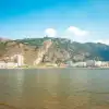 紅河個舊老陰山:巨岩傾城,金湖為鏡,山頂古寺立三百年