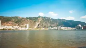 红河个旧老阴山:巨岩倾城,金湖为镜,山顶古寺立三百年