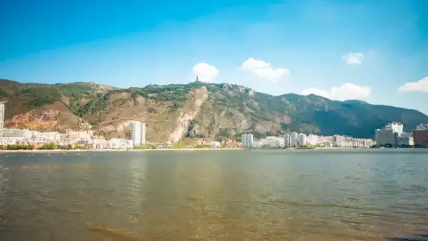 红河个旧老阴山:巨岩倾城,金湖为镜,山顶古寺立三百年