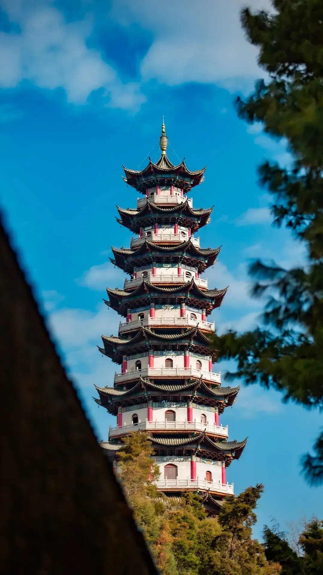 Honghe Gejiu Laoyin Mountain: Giant Rocks Overwhelm the City, Jin Lake as a Mirror, Ancient Temple Stands on the Summit for Three Hundred Years - Image 10