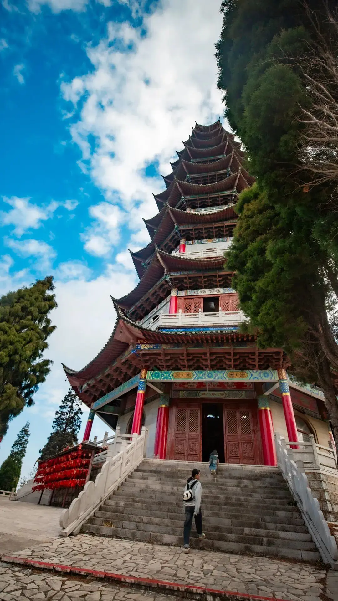 Honghe Gejiu Laoyin Mountain: Giant Rocks Overwhelm the City, Jin Lake as a Mirror, Ancient Temple Stands on the Summit for Three Hundred Years - Image 11