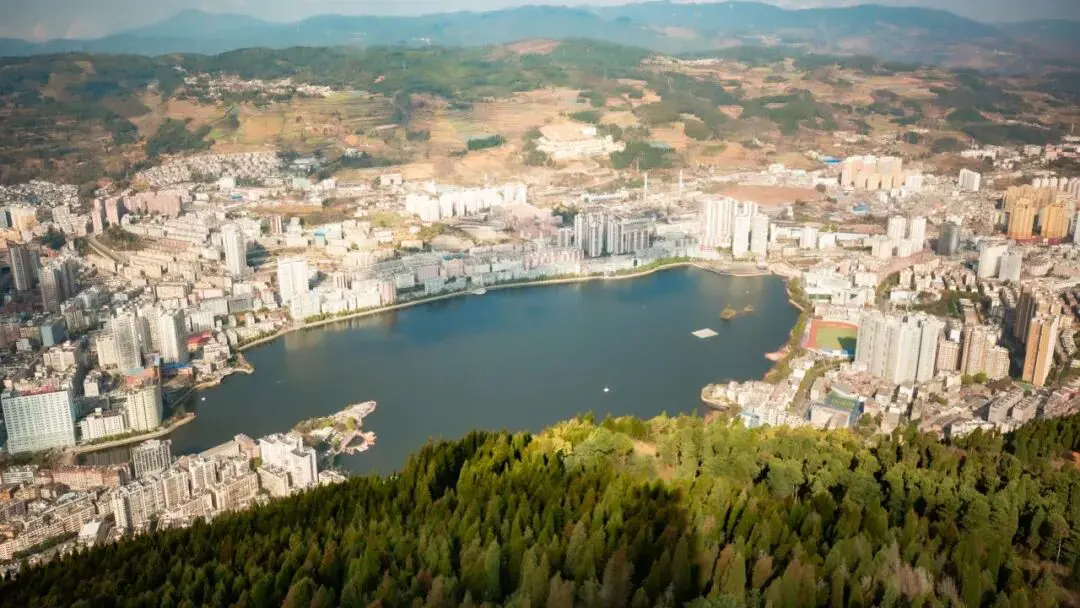 Honghe Gejiu Laoyin Mountain: Giant Rocks Overwhelm the City, Jin Lake as a Mirror, Ancient Temple Stands on the Summit for Three Hundred Years - Image 4