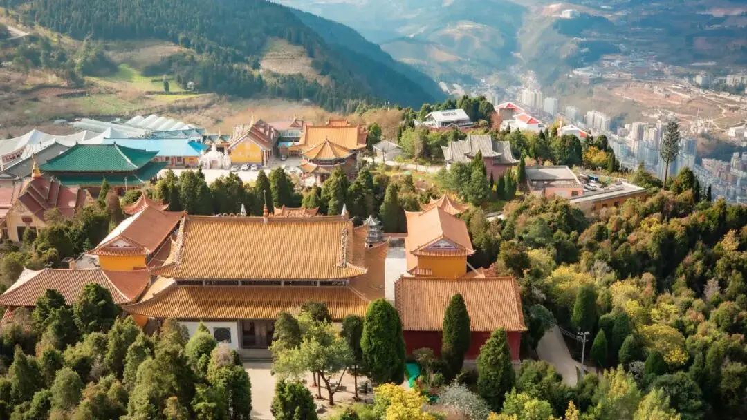 Honghe Gejiu Laoyin Mountain: Giant Rocks Overwhelm the City, Jin Lake as a Mirror, Ancient Temple Stands on the Summit for Three Hundred Years - Image 6