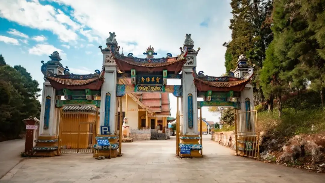 Honghe Gejiu Laoyin Mountain: Giant Rocks Overwhelm the City, Jin Lake as a Mirror, Ancient Temple Stands on the Summit for Three Hundred Years - Image 7