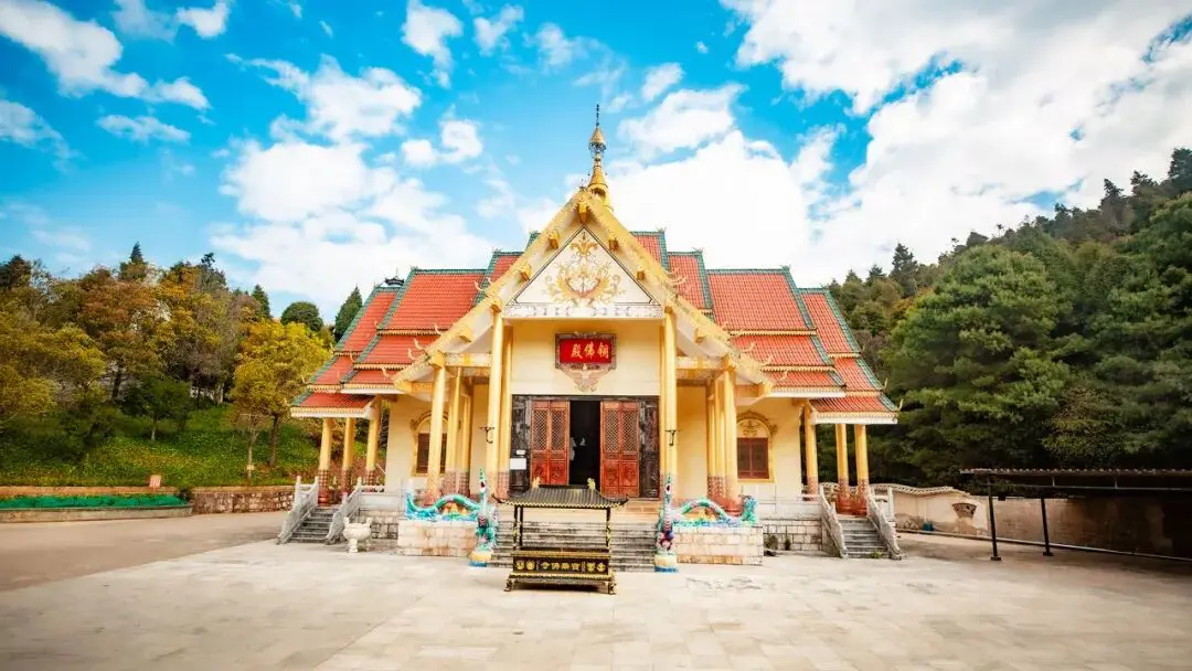 Honghe Gejiu Laoyin Mountain: Giant Rocks Overwhelm the City, Jin Lake as a Mirror, Ancient Temple Stands on the Summit for Three Hundred Years - Image 8