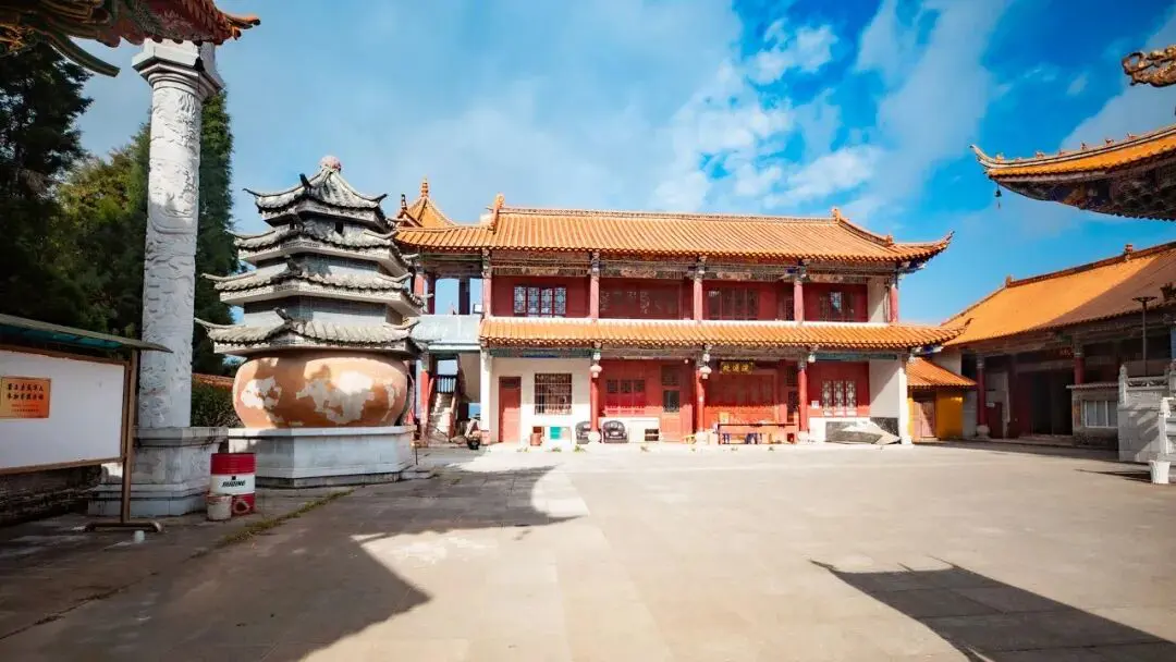 Honghe Gejiu Laoyin Mountain: Giant Rocks Overwhelm the City, Jin Lake as a Mirror, Ancient Temple Stands on the Summit for Three Hundred Years - Image 9