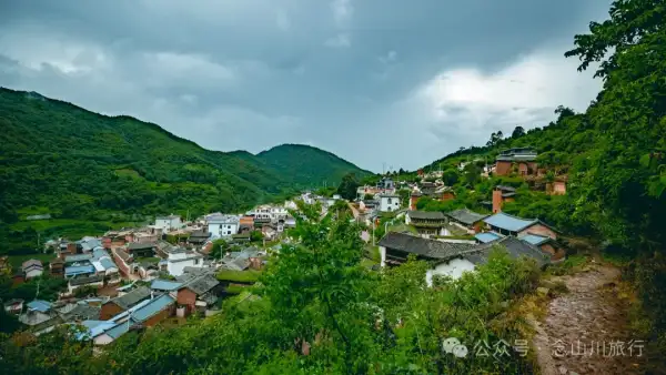 大理巍山巍宝山后的梯子坡村:雨后空气中飘荡着甘甜气息的彝族村庄