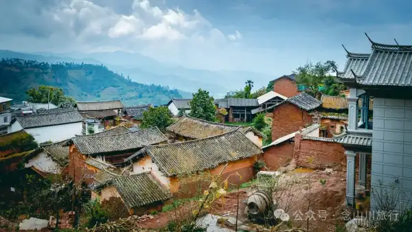 大理巍山多雨村:浓郁山景中的宁静村庄