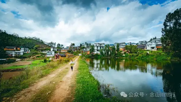 大理巍山小塘子村:山顶池塘边的彝族村庄