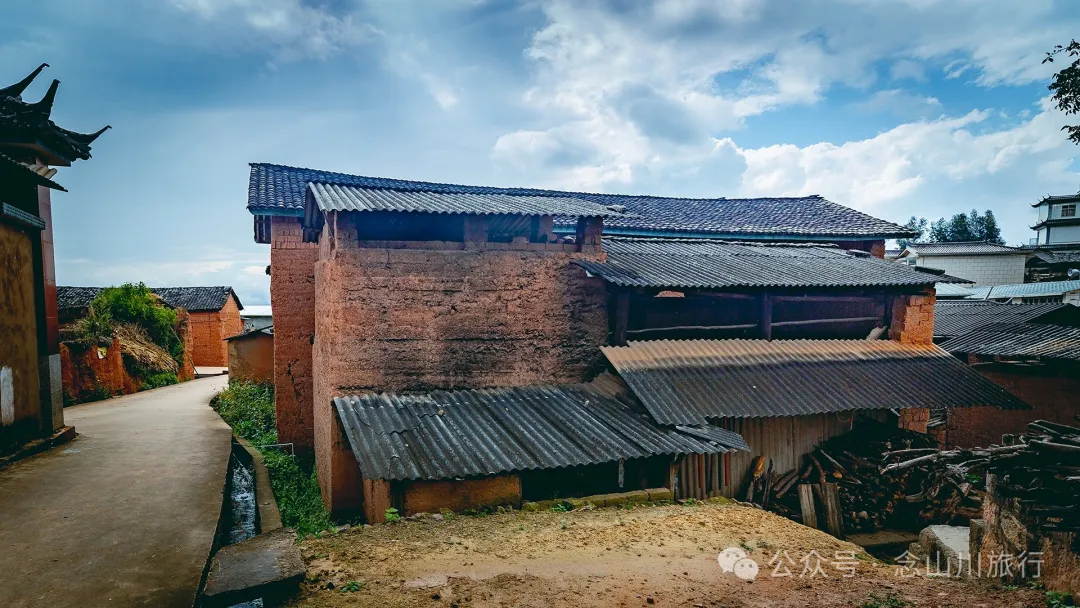 大理巍山小塘子村:山顶池塘边的彝族村庄 - 第13张 - 念山川旅行 大理巍山小塘子村:山顶池塘边的彝族村庄 - 第13张