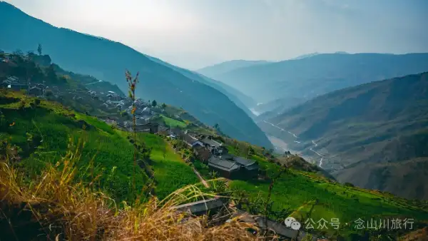 大理巍山马鞍山河南村:坐落在高山中看歪角河水流向黑惠江的柠檬树村庄