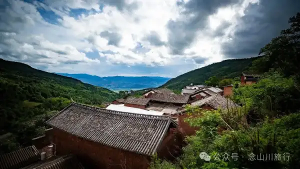 大理巍山大仓镇凤山村:背靠山野的夕阳晚景,俯瞰坝子的宁静时光